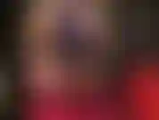 Tu diosa vestida de látex morado brillante y medias negras, mostrando su fantástico culo, caderas y largas piernas en estas medias de nailon sedosas y tacones altos.