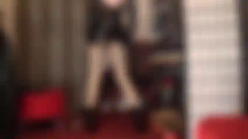 ( Parte 2/2) enredada en su dedo, débil y atrapada en su brillante red, la amante vivian te hipnotiza con sus brillantes capas de pantimedias y su brillante pvc, sin piedad al añadir un brillo aún más perfecto. No hay escapatoria.