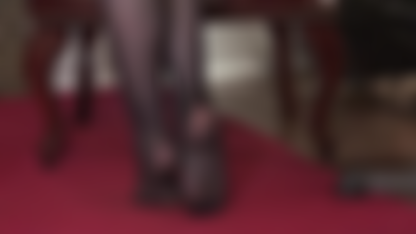 Intensa adoración de pies: de puntillas, arqueando los pies, presentando sus suaves plantas... La señora vivian sabe lo que acelera tu corazón, te hace agua la boca y te hace palpitar la polla.