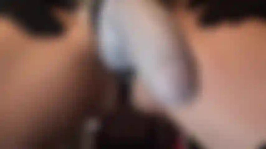 Me follan la cara con un strap-on de 25 cm. Mi ama mece su sabrosa polla enorme justo en tu cara. Sé que lo deseas. Tu boca se abre automáticamente para devorar esa gruesa polla.