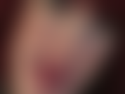 Fetiche por el lápiz labial, provocación con la polla: la amante agrega una capa brillante sobre el lápiz labial rosa para provocar con sus deliciosos labios y una bbc.