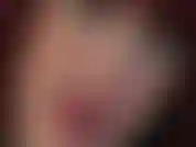 Fetiche por el lápiz labial, provocación con la polla: la amante agrega una capa brillante sobre el lápiz labial rosa para provocar con sus deliciosos labios y una bbc.