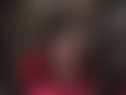 Provocativa sensual y sexy con piernas cruzadas en medias negras transparentes y tacones de acero colgando.