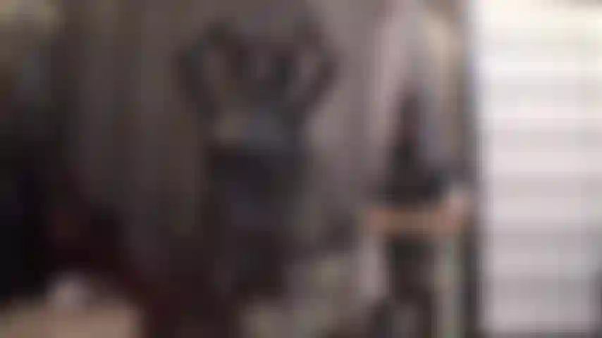 Adoración de strap-on en cuero completo: la amante vivian te hace salivar por su polla carnosa en falda de cuero, corsé, guantes, sombrero y botas.