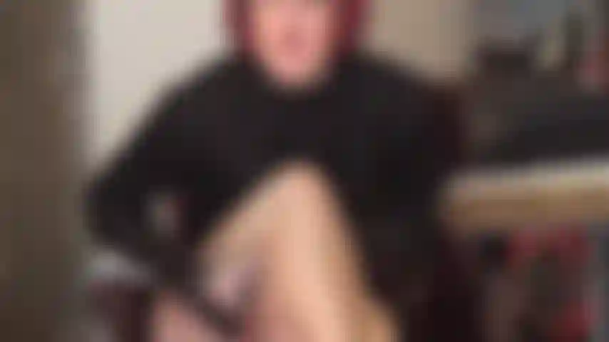 Seducción con medias brillantes, trampa de nailon para los muslos, juego de saliva y ordeño: la amante te tiene justo donde te quiere... Débil entre sus muslos de medias, tu polla de esclava atada con sus medias gastadas mientras empujas y sientes estas suaves medias de nailon por todo tu cuerpo.