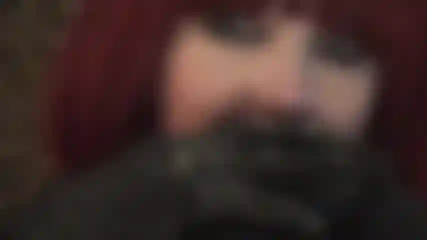 Loca por los guantes de cuero, inhalar su aroma, tocar tu cara, tapar tu boca, agarrar tu garganta...