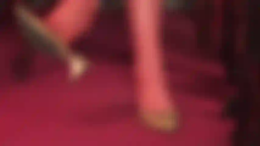 Si te gusta jugar con los zapatos y llevar unas bonitas mules de cuero de tacón bajo, ¡esto es para ti! Medias rojas, fetiche de pies.