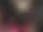 Amante rubia agrega un par de guantes de cuero de longitud completa a su increíble atuendo de cuero.