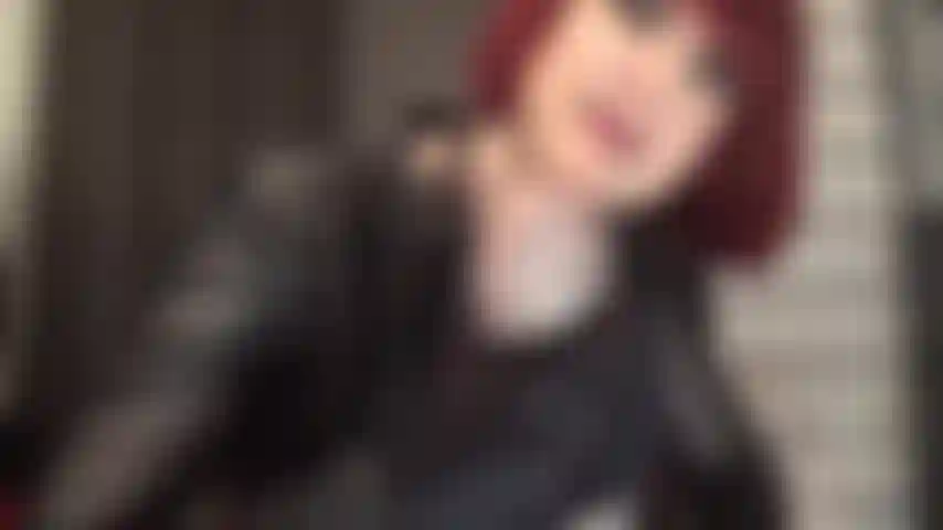 A la ama le encanta balancear su enorme strap-on blanco mientras se burla con sus increíbles curvas.