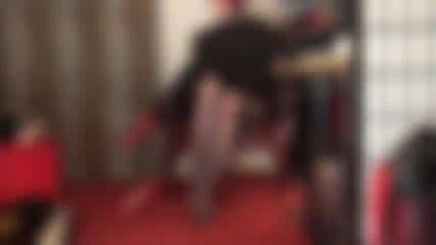 Culo caliente y pies en medias negras con punteras reforzadas.