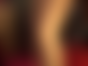 La ama vivian, con peluca negra, un sexy body de vinilo/pvc y medias brillantes. Desde sus increíbles pies hasta sus pies, ya sea en medias de nailon o tacones altos, adoro sus piernas y su perfecto trasero redondo.