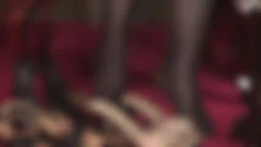 Las mulas sensuales son tu debilidad. Observa a tu diosa de las medias colgando mulas sensuales de cuero y provocando al lacayo con sus pies de nailon.