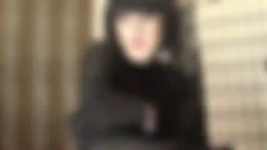 Tengo el pelo negro y llevo un bonito body negro con medias brillantes. Mi ama es tan seductora que incluso la chuparías la primera vez.