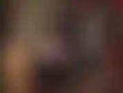 Diosa del látex, adoradora del cuerpo: la amante se burla con sus increíbles curvas en látex negro brillante ajustado, pantimedias y botas altas.