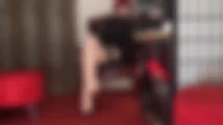 Provocativa sensual con piernas largas y pies sexys en medias cubanas con costuras de marfil y ligas.