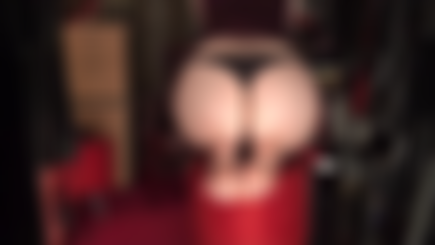 Disfruto de lo mejor de ambos mundos... Adoro el culo desnudo de la amante vivian en una pequeña tanga negra y también sus pies desnudos al mismo tiempo.