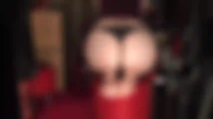 Disfruto de lo mejor de ambos mundos... Adoro el culo desnudo de la amante vivian en una pequeña tanga negra y también sus pies desnudos al mismo tiempo.