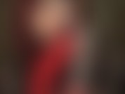 Guantes de látex rojo brillante acarician lentamente una polla blanca. La señora vivian hace que este consolador se vea tan delicioso que no podrás resistirte a lamerlo. Una pequeña lamida no te hará daño, no te volverá gay. ¿Lo hará?