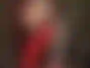 Guantes de látex rojo brillante acarician lentamente una polla blanca. La señora vivian hace que este consolador se vea tan delicioso que no podrás resistirte a lamerlo. Una pequeña lamida no te hará daño, no te volverá gay. ¿Lo hará?