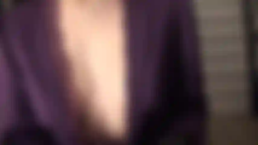 ¿Te gustan los pechos de mi amante? - Este atuendo te pone tan excitado que incluso probarías tu propio semen.