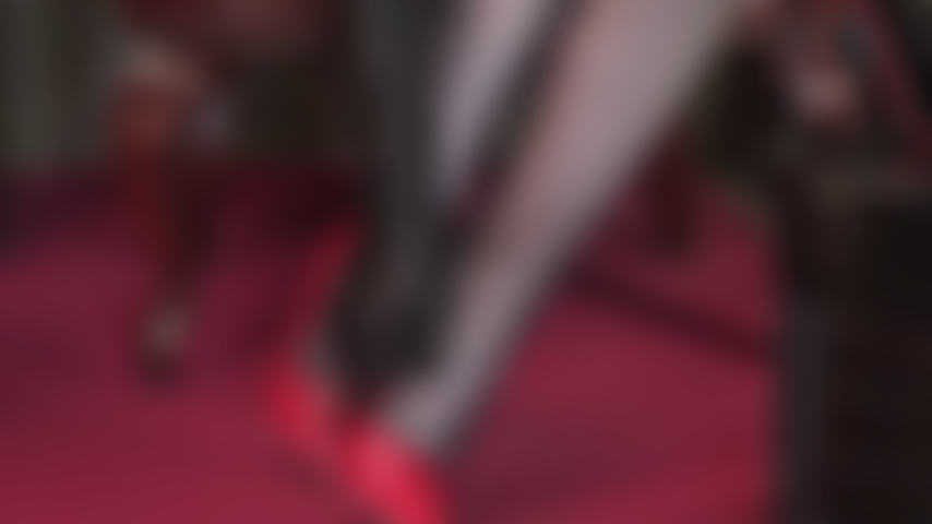 Provocación sensual con tacones altos, adoración de pies en medias negras transparentes y cbt ligero usando el talón y la fusta en un consolador blanco sin cortar.