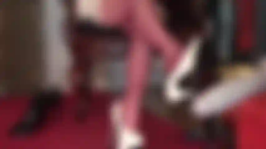 1 Hora de medias rojas y tacones blancos: provocando y torturando tu polla con fusta, largas piernas de nailon, pies y estos maravillosos zapatos de plataforma caminando sobre ti.