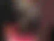 Puedes adorar a la diosa mientras está vestida a la perfección con pvc negro brillante y botas con cordones.