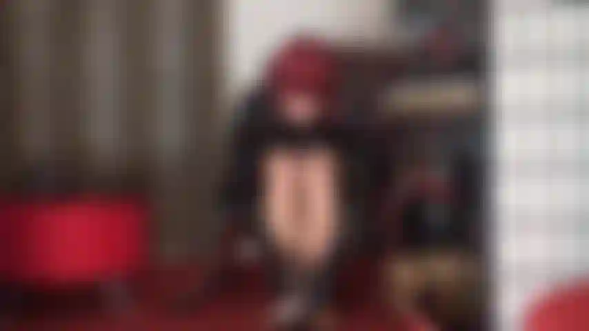 Medias de pie trabajando con un consolador dentro de un tacón alto - si tú también pudieras meter tu polla de esclava en uno de sus tacones altos mientras la diosa de los pies extrae el semen con sus cálidas plantas y dedos, y la cantidad justa de saliva.