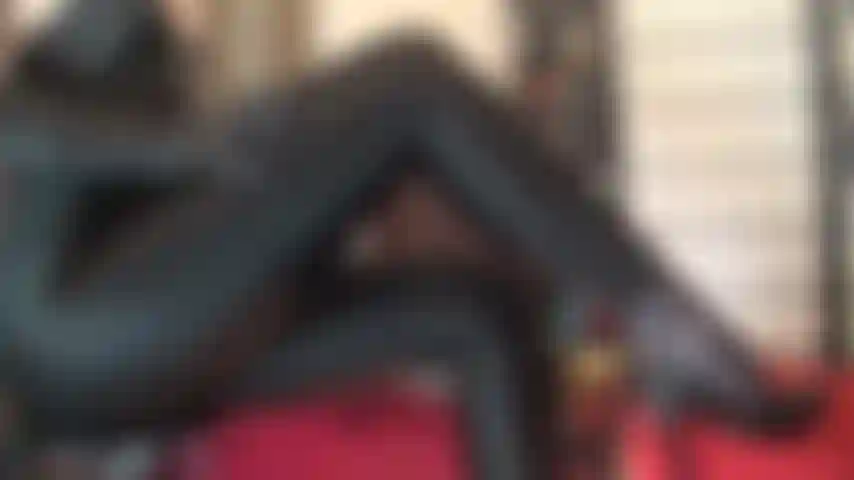 Piernas en leggings de lycra negra brillante, pies en tacones de cuero negro y pantimedias reforzadas: admire los muslos y las piernas de la amante vestidos en spandex brillante y los pies de nailon en tacones de aguja sexys.