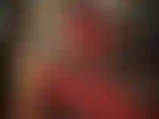 Mi ama usa medias de nailon con costuras sexys para provocarte. Todo es extra sexy en este video... Guantes de satén, shorts rojos brillantes, medias negras con costuras, botas altas rojas de cuero y una paja con guantes.