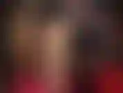 Parte 2/2 capas de pantimedias y medias brillantes, agregando una pequeña falda de látex negra brillante y sexys tacones blancos... Provocando tu polla palpitante entre estos muslos y falda de nailon brillante.