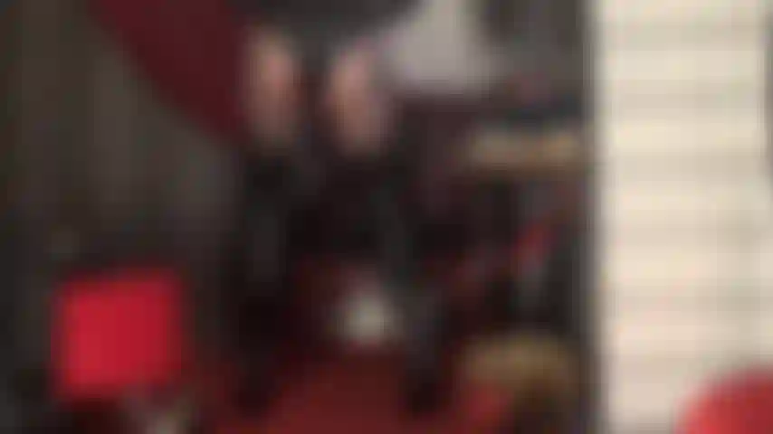 Perfección fetichista: medias con estampado de liga, botas largas y brillantes y cuerpo de pvc.