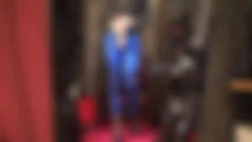 Leggings y tacones azul metalizado con gran consolador con correa stryker blanco.