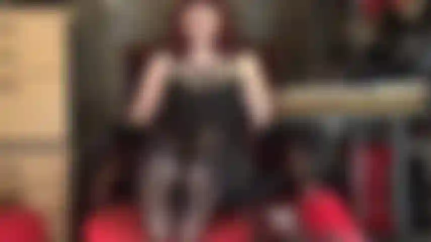 Huele y lame los deliciosos pies de medias de mi ama. Ella menea sus maravillosos pies de nailon sudorosos, envueltos en medias, en tu cara. El aroma te vuelve loca.