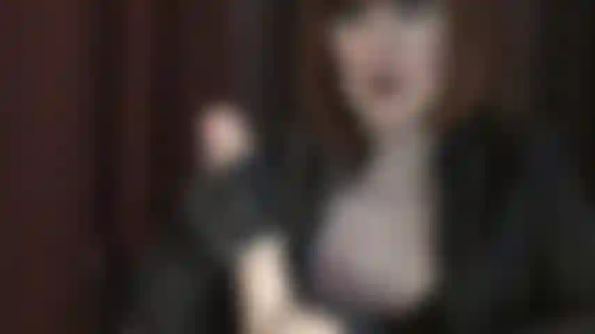 Handjob con guantes de cuero femdom - no te irás hasta que la mistress haya extraído todo tu semen, llevándote al borde del orgasmo de la mejor manera.