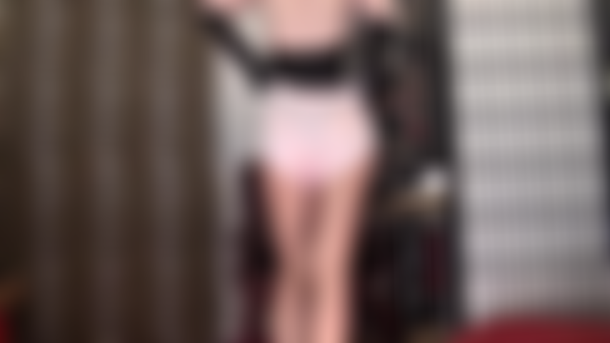 Bragas tipo faja de satén con flores rosas sobre medias color canela brillantes: la amante vivian hace que estas bragas brillantes con espalda completa se vean tan hermosas en su trasero redondo perfecto.