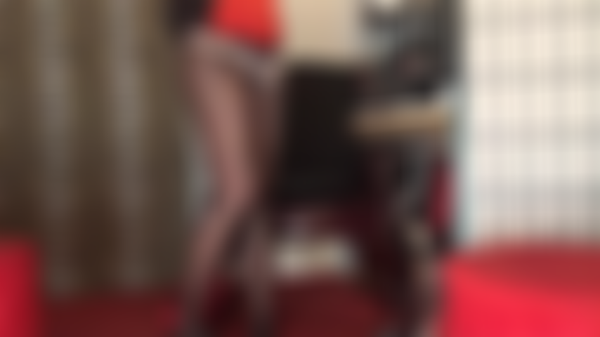 Trasero sexy en bragas de satén con estampado floral sobre pantimedias.