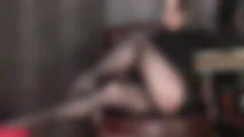 ¿Puedes soportar la increíblemente erótica provocación de las piernas, los pies y la blusa abierta de la amante vivian?