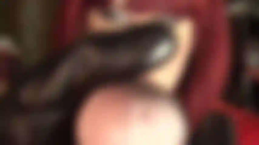 Alimentadora de pollas: junto con su sabrosa polla grande, la amante empuja su dedo de cuero en tu boca.