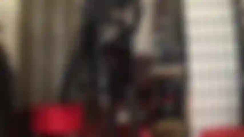 Mucho cuero negro, falda de pvc brillante y leggings de spandex: este atuendo fetichista seguramente hará que tu polla salte de alegría.