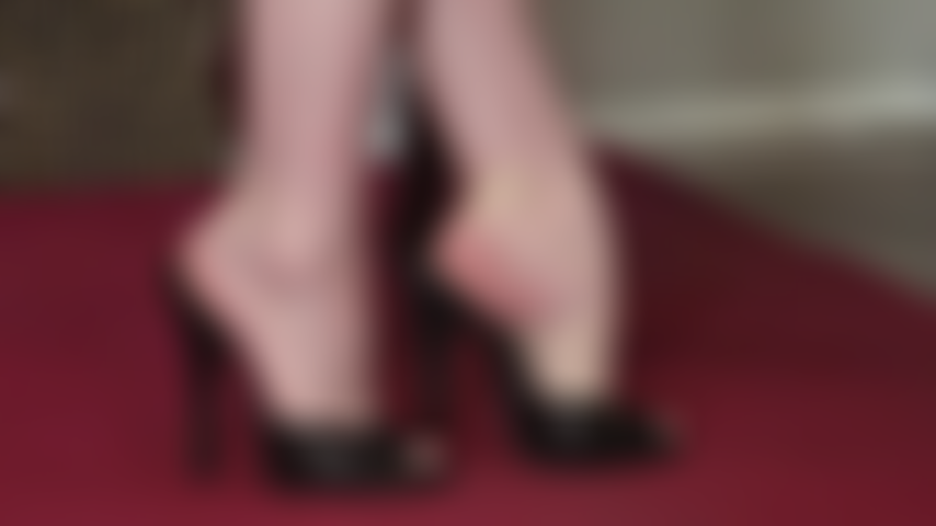 Hermosos arcos al descubierto en mules/sandalias de cuero. Puedes ver cuánto sudor tienen estos pies si es lo tuyo... :-).