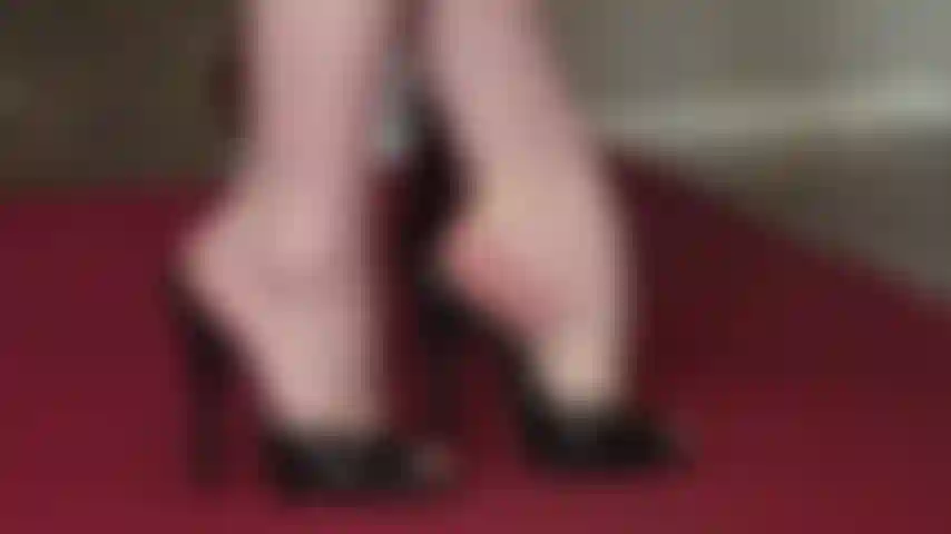 Hermosos arcos al descubierto en mules/sandalias de cuero. Puedes ver cuánto sudor tienen estos pies si es lo tuyo... :-).