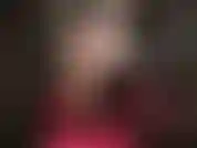 Ama muestra sus maravillosas piernas largas de nailon, sus pies sexys y su culo redondo perfecto en diminutos pantalones cortos de pvc calientes.