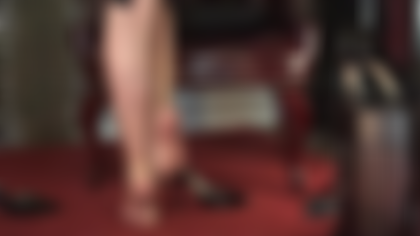 Pies de arco alto en medias color canela transparente: la amante juega con tu adicción a sus hermosos pies de nailon.