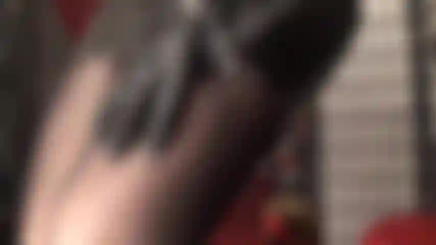 Medias negras con brillo de aceite y capa de media morada.