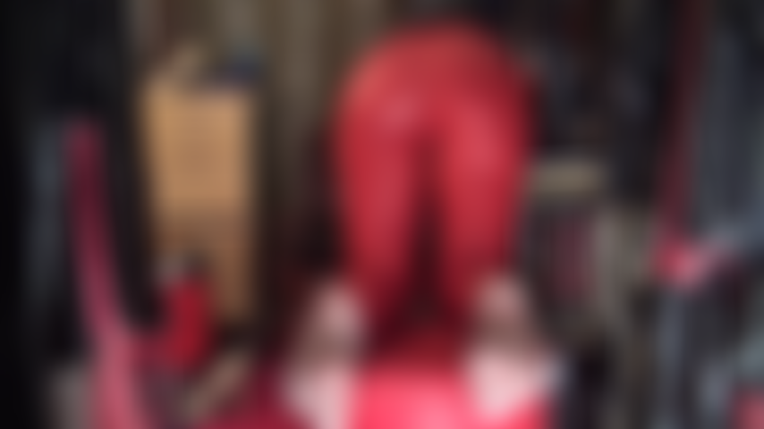 Leggings rojos ajustados, adoración de culo y suelas de pantimedias justo en tu cara.