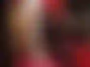 Mi ama, vestida de blanco sedoso: medias brillantes, tacones, falda de satén, blusa y guantes. Todo es taaaan brillante. Mi ama te tiene atrapada en su sexy y brillante red.