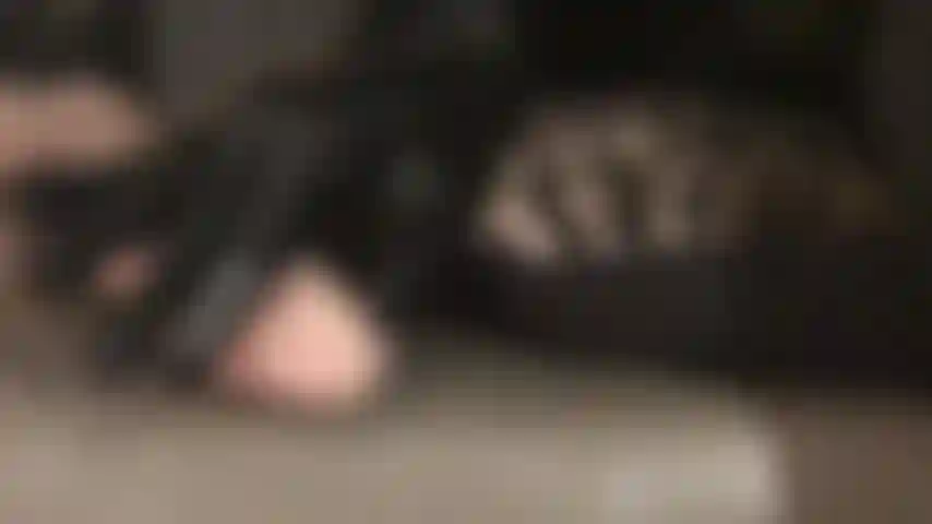 Explotando tu debilidad por los brillantes guantes de látex negro: la amante acaricia suavemente tu polla erecta con sus elegantes dedos de látex y muslos en pantimedias brillantes y botas de cuero hasta la rodilla.