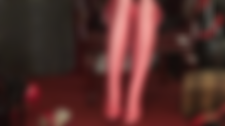 Usando mis pies para drenar tu polla en medias rojas y medias de lycra leohex blancas brillantes.