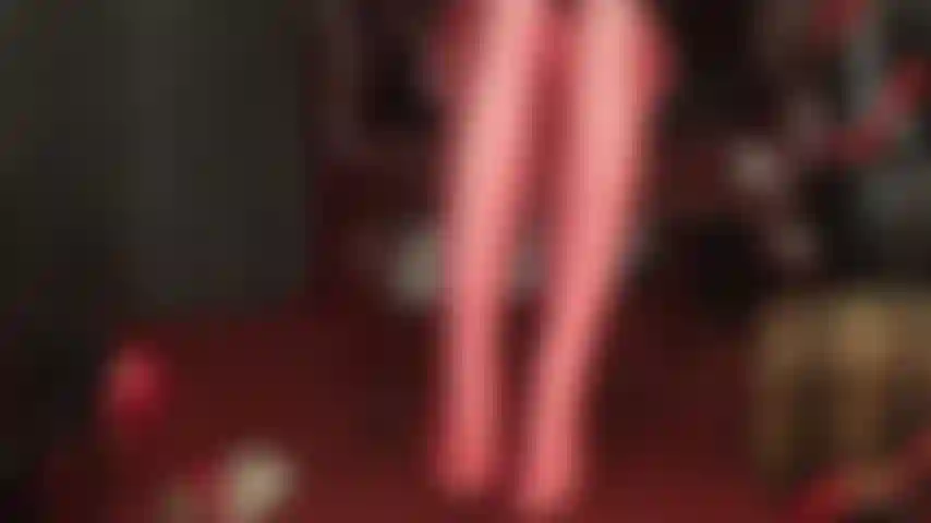 Usando mis pies para drenar tu polla en medias rojas y medias de lycra leohex blancas brillantes.